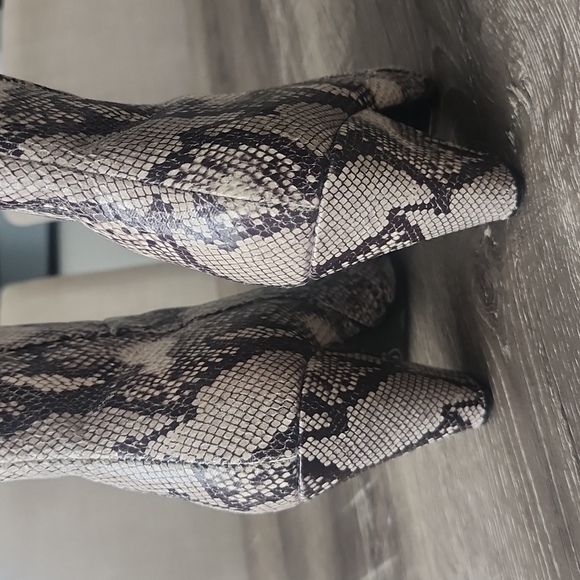 NEW! Chinese Laundry Rosalina Snakeskin Zip Ankle Boots Size 6.5 - Picture 12 of 13